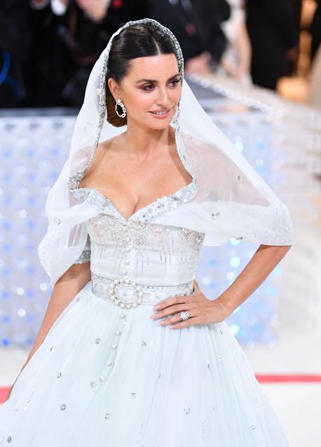 Imagen - El vestido de Chanel con capucha de Penélope Cruz. / GTRES