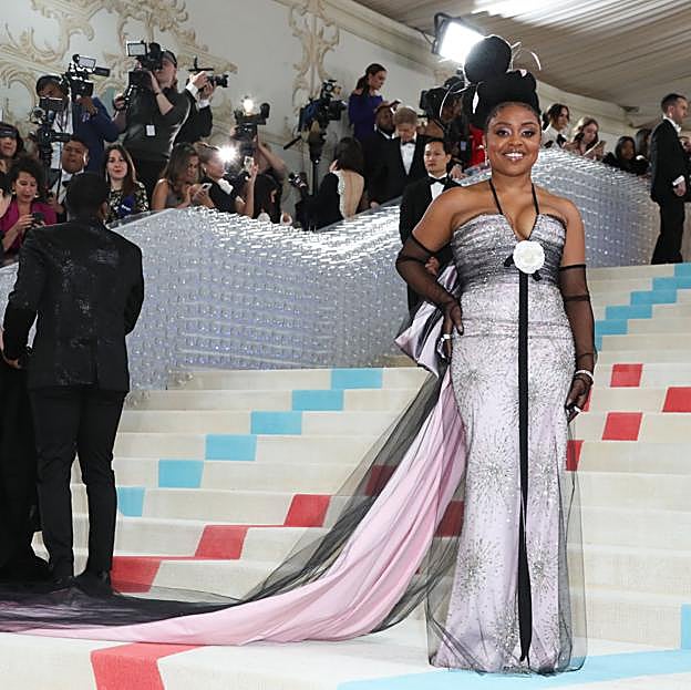 Quinta Brunson con estilismo demasiado recargado. / GTRES