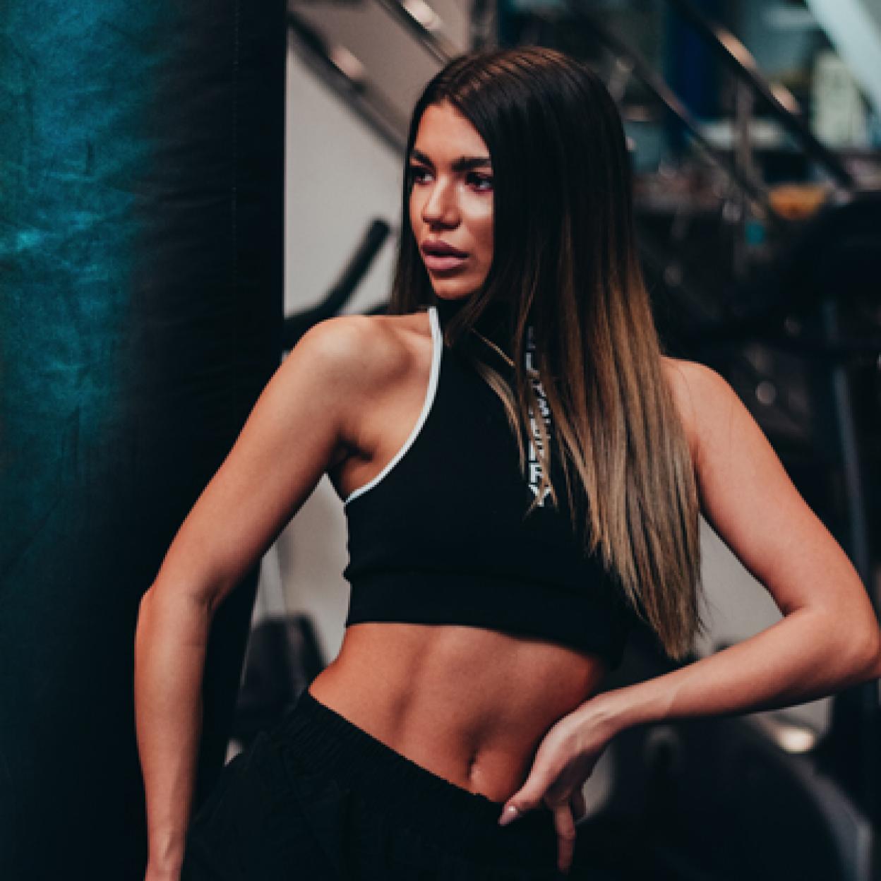 Mujer con cuerpo tonificado