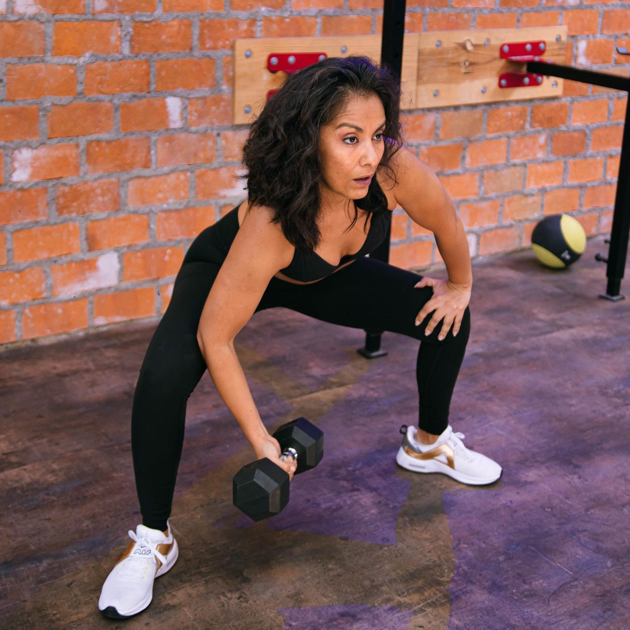 Mujer entrenando con pesas