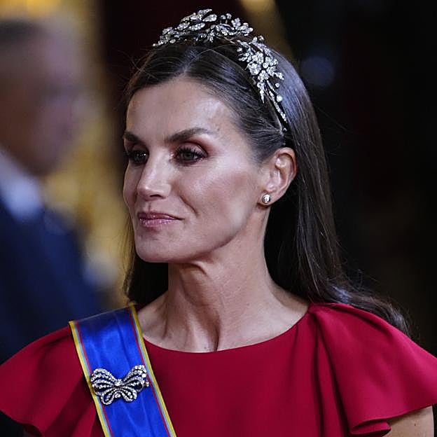 La reina Letizia con una tiara floral.