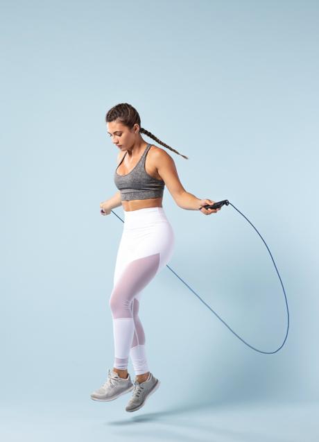 Imagen - Mujer con ropa de deporte saltando a la comba. / Imagen de Freepik. 