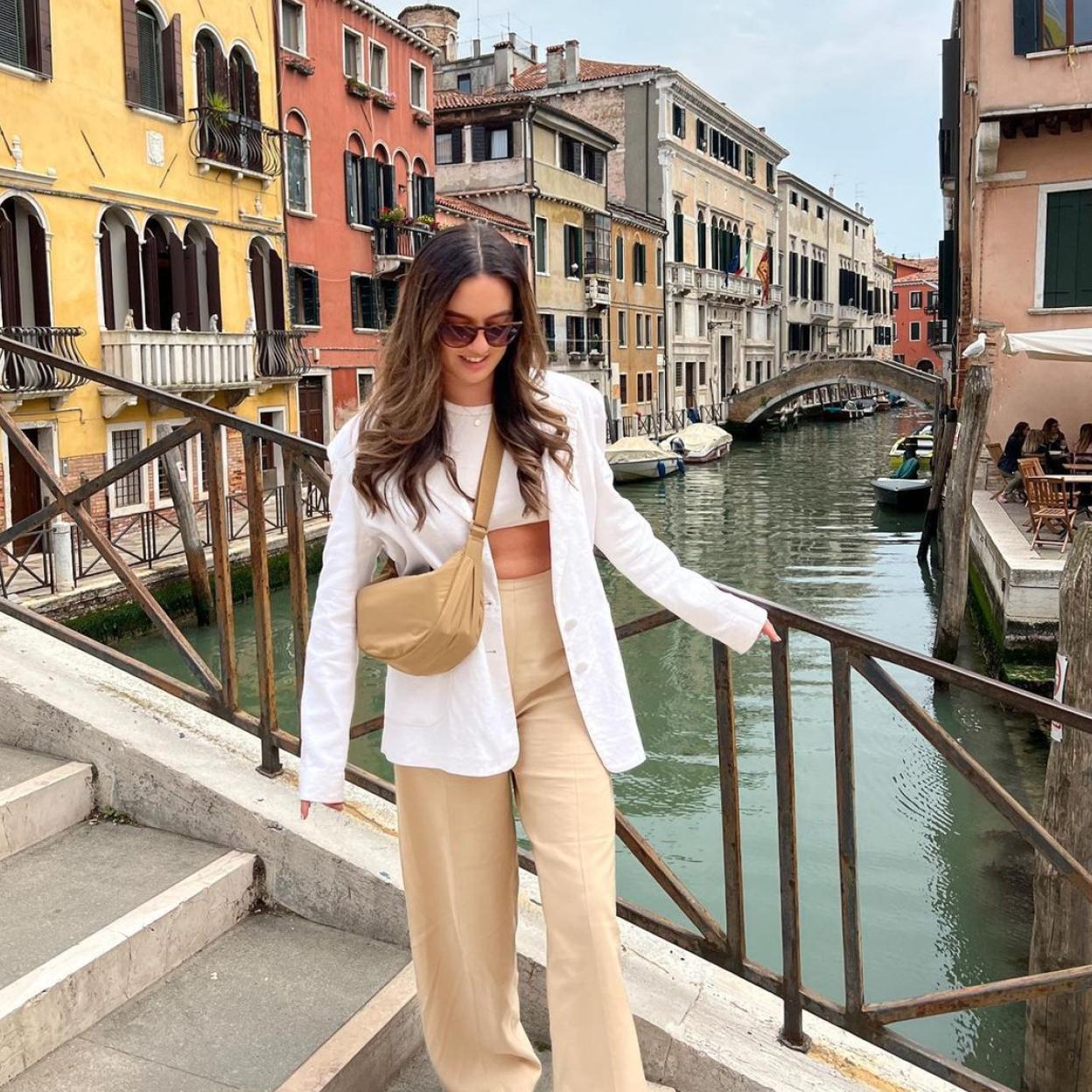 Una influencer con prendas de Uniqlo.