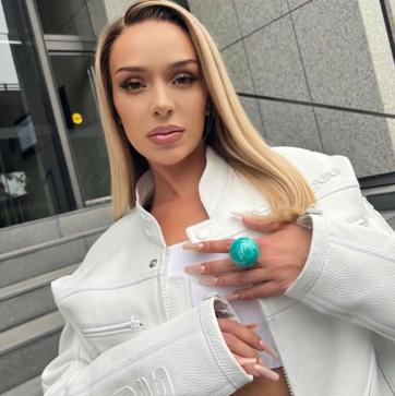 Imagen secundaria 1 - Dua Lipa, Bad Gyal y Bella Hadid, con cazadoras de Courrèges.