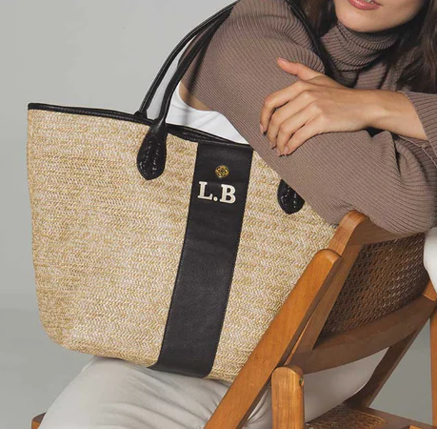 Lonbali nace de la perseverancia y tenacidad de tres hermanos barceloneses de nacimiento pero que hace años que dan vueltas por el mundo captando su esencia e intentando aplicarla a sus creaciones. El resultado es una marca con productos personalizables a los qu epuedes añadir tus iniciales o stickers. Este shopper cuesta 165 euros.