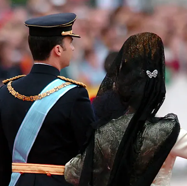 Imagen principal - Este broche lo llevó la reina Sofía en la boda de Felipe y Letizia. 