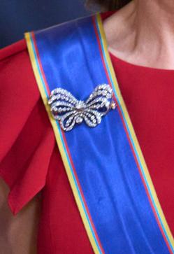 Imagen secundaria 2 - Este broche lo llevó la reina Sofía en la boda de Felipe y Letizia. 