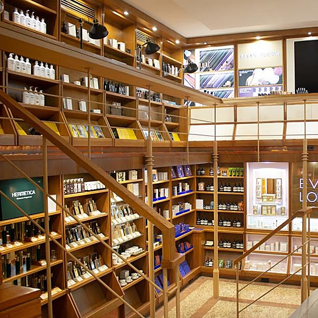 La estructura de madera de la tienda deja adivinar que fue una antigüa librería.