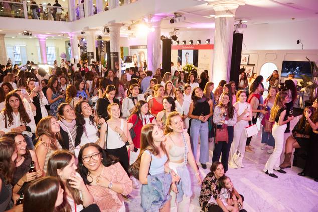 El público disfruta de uno de los grandes conciertos de la noche de la mano del artists Inazio.