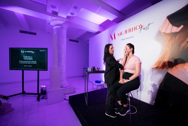 Maiko enseñó a las asistentes del evento con qué brocha es mejor maquillarse según el producto que se esté aplicando y la piel de cada una.