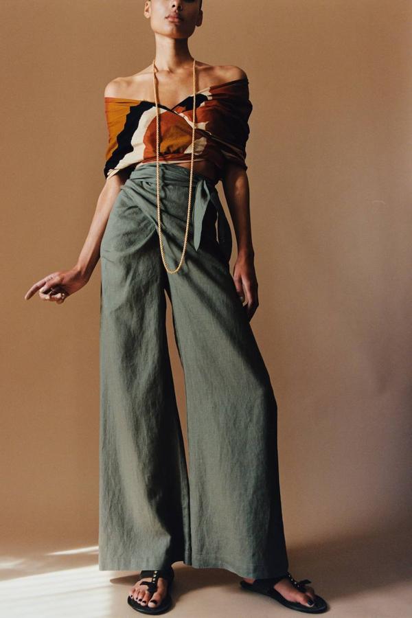 Pantalón pareo en tejido de lino con perneras anchas, diseño cruzado y lazada, en tono khaki, de Zara. Cómpralo a 39,95 euros.