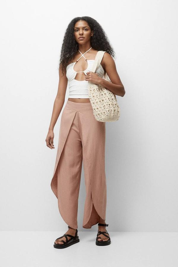 Pantalón pareo en tejido rústico con perneras cruzadas con abertura y tiro alto, tono rosa empolvado, de Pull&Bear. Cuesta 22,99 euros.