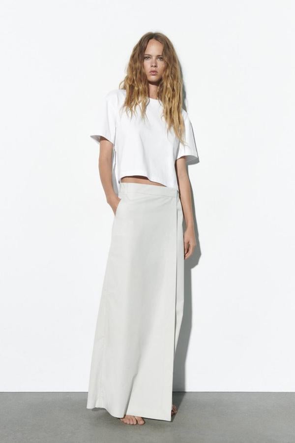 Pantalón pareo con panel delantero cruzado, tiro alto, bolsillos y perneras wide leg, tono gris perla, de Zara. Te costará 35,95 euros.