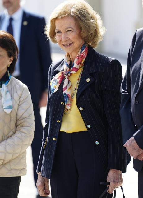 Imagen - La reina Sofía con una blusa amarilla. / Limited Pictures