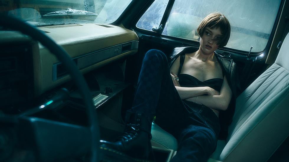 Modelo posa con otro crop top y botas militares.