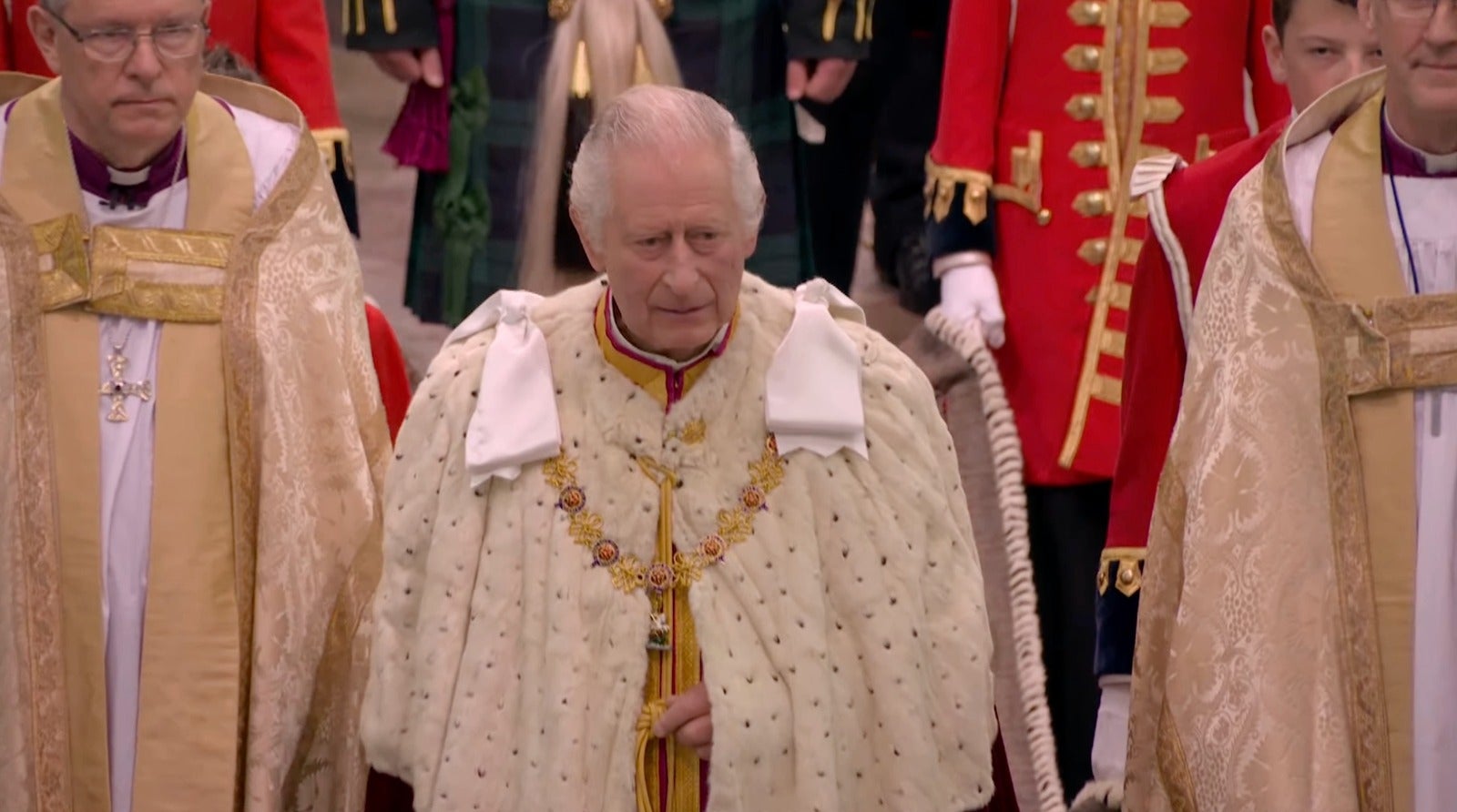 Analizamos el look de Carlos III el día de su Coronación: icono de estilo masculino con piezas recicladas