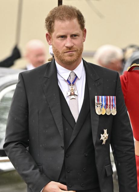 Imagen - El príncipe Harry, solo en la coronación de su padre.