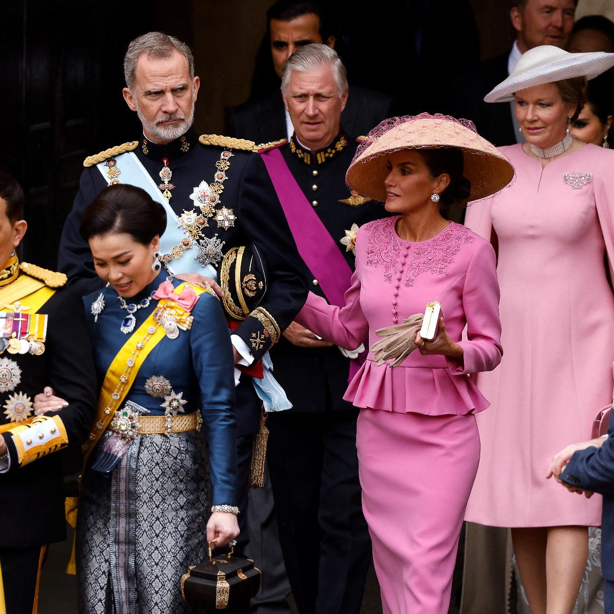 Los reyes Felipe y Letizia, detrás de los reyes de Tailandia y delante de los de Bélgica, en su entrada a la abadía de Westminster donde se celebró la coronación de Carlos III. 