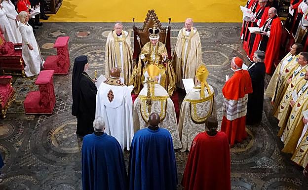 El rey Carlos, con todos los símbolos de la coronación, rodeado de los representantes de las diferentes iglesias.