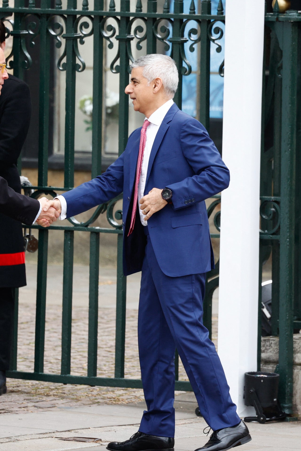 El alcalde de Londres, Sadiq Khan, ha llegado a la coronación de Carlos III con un traje azul.