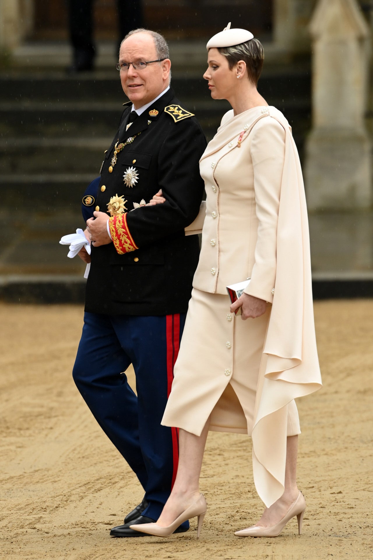 Los príncipes de Mónaco a su llegada a la coronación. Charlene ha vuelto a ser una de las royals peor vestidas.