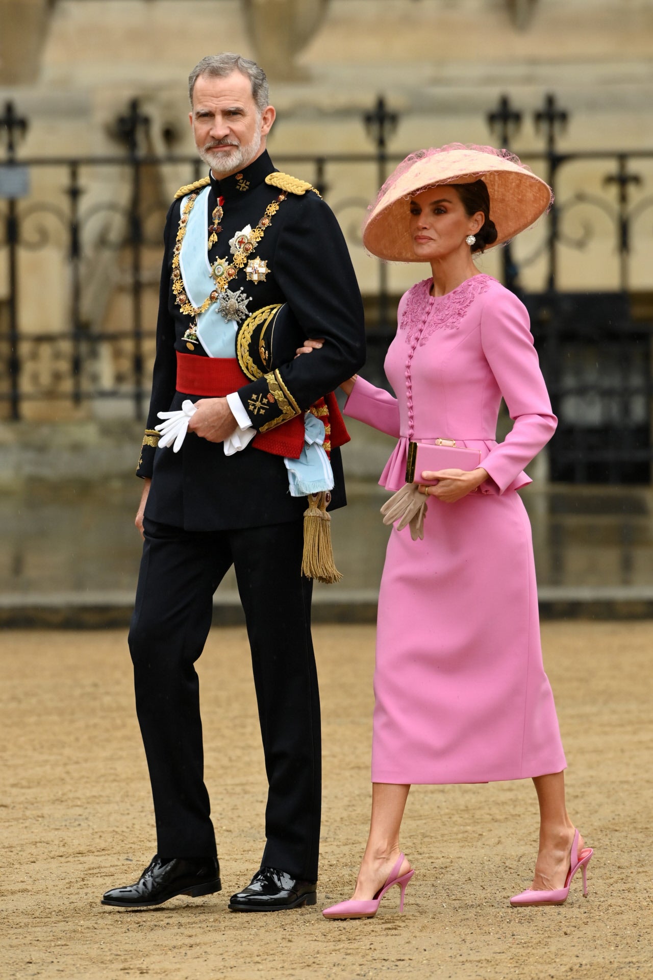 La reina Letizia, impresionante de rosa con dos piezas de Carolina Herrera y maravillosa pamela, junto al rey Felipe, con uniforme de Capitán General, a su llegada a la ceremonia de coronación de Carlos III.