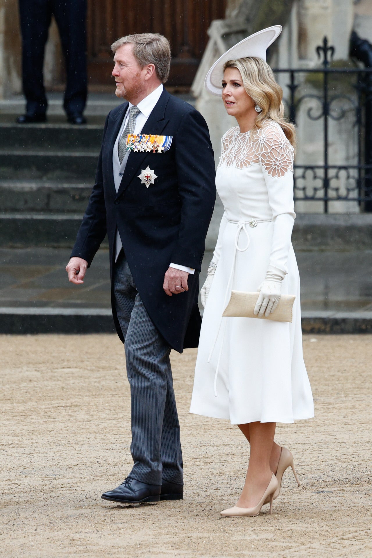 La reina  Máxima de Holanda, elegantísima de blanco  impoluto y con pamela.