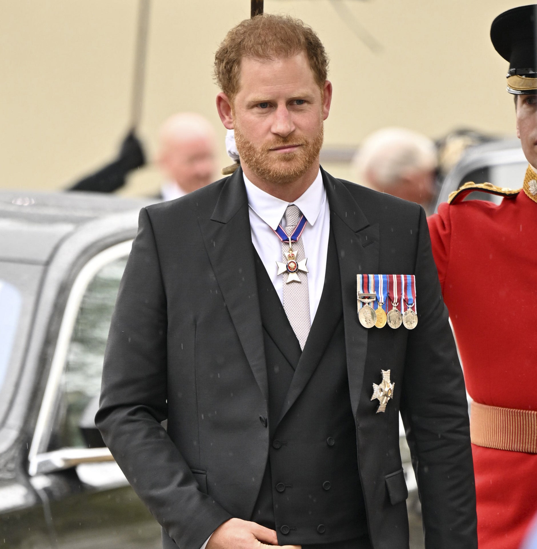 El príncipe Harry, después de muchas polémicas, ha acudido sin Meghan Markle y no ha vestido uniforme militar. En cambio, ha escogido total look Dior compuesto por un frac hecho a medida y un chaleco cruzado en lana y mohair negros, combinados con pantalón gris, camisa blanca y corbata de seda. Está sentado en tercera fila.