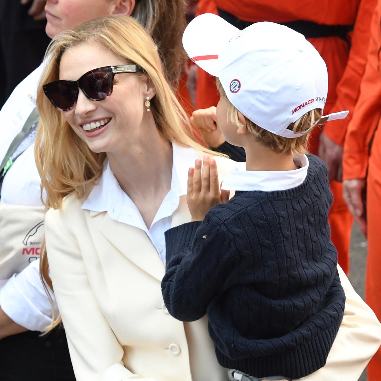 Beatrice Borromeo con uno de sus hijos en Mónaco.