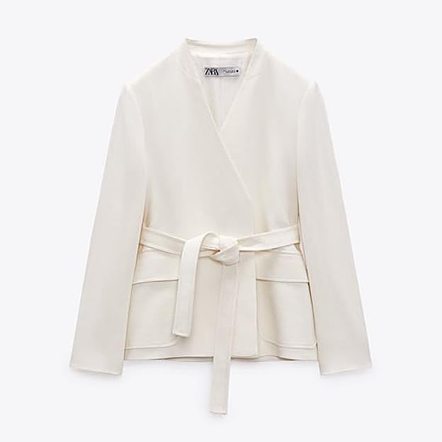 Imagen principal - La chaqueta de Zara, las slipper de Flabelus y los pantalones de Mango.