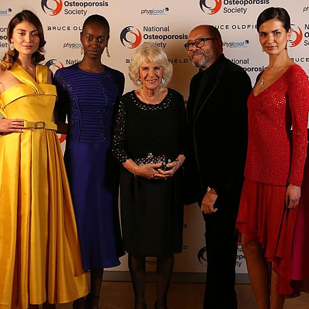 La reina Camilla junto al diseñador Bruce Oldfield. 