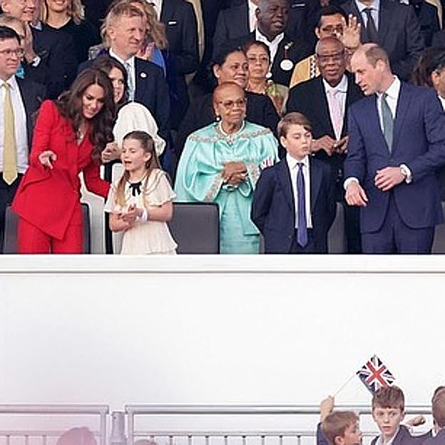 Los príncipes de Gales y sus hijos, Charlotte y George, en el concierto.