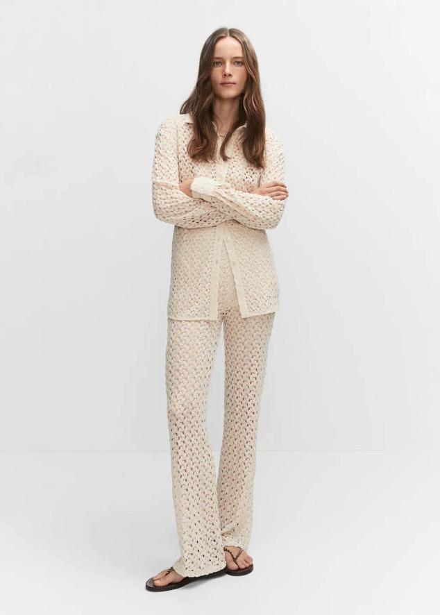 Conjunto de crochet camisa y pantalón recto, color crudo, de Mango. Te costará 35,99 euros, cada prenda.