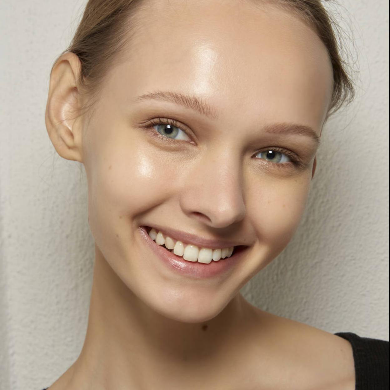 Modelo con piel hidratada, tersa y luminosa