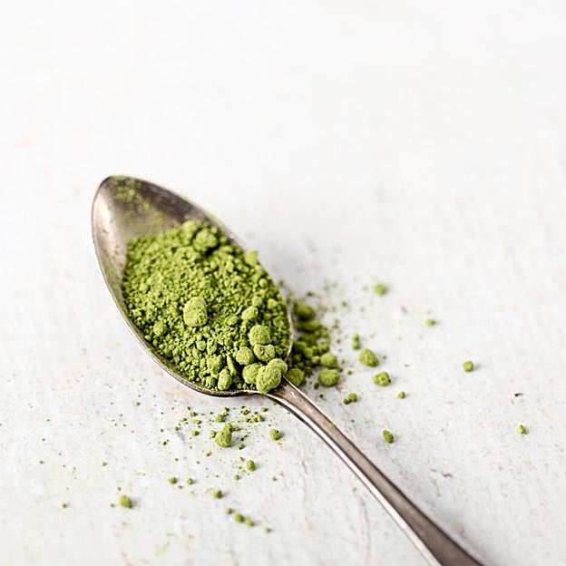 Una cucharada de espirulina en polvo. 