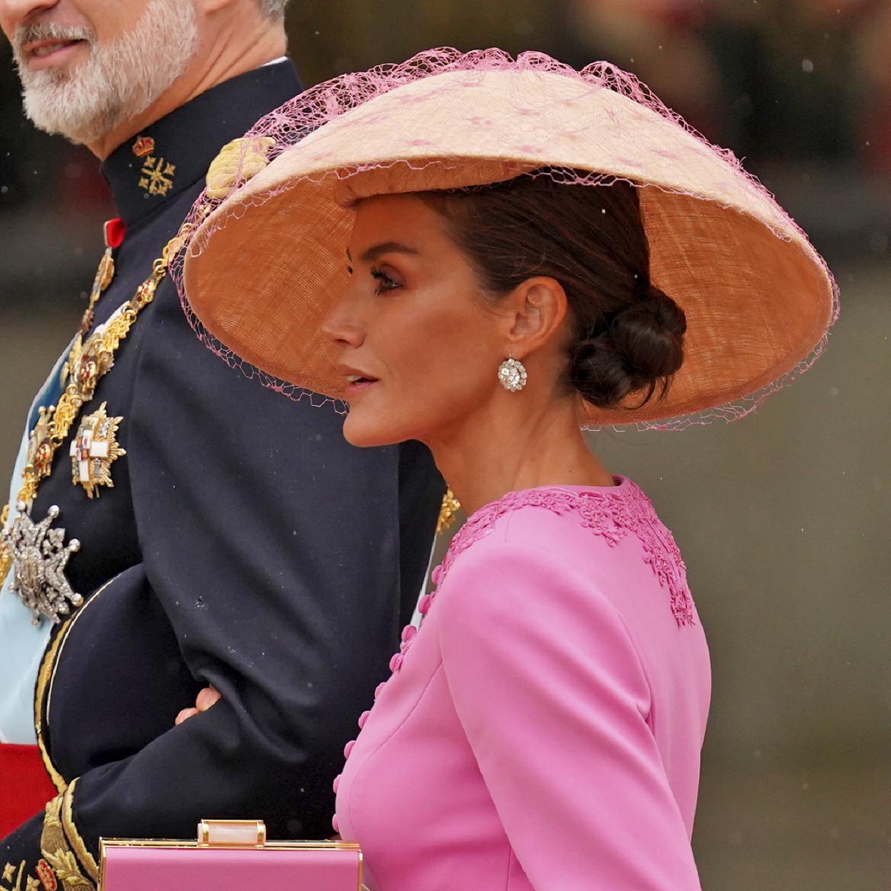 El sombrero que lució Letizia en la Coronación de Carlos III es un diseño artesanal hecho en exclusiva para ella.