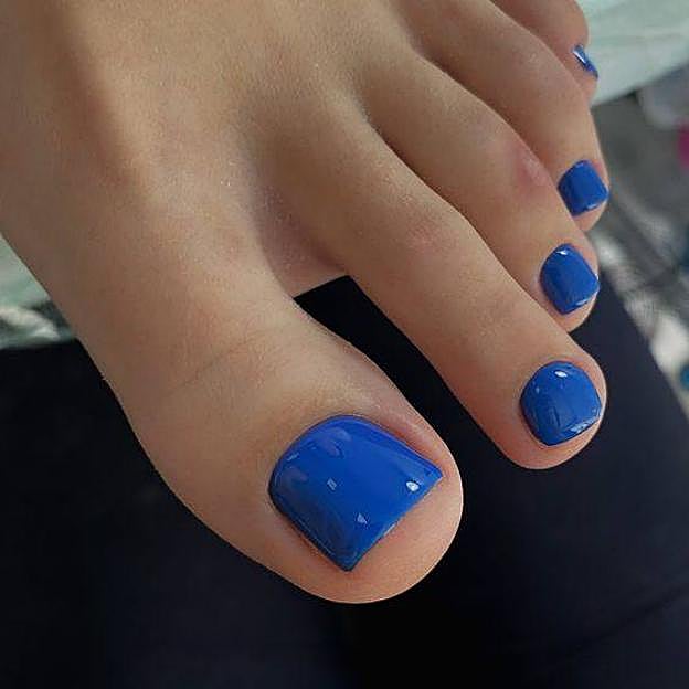 Uñas de pies color azul cobalto