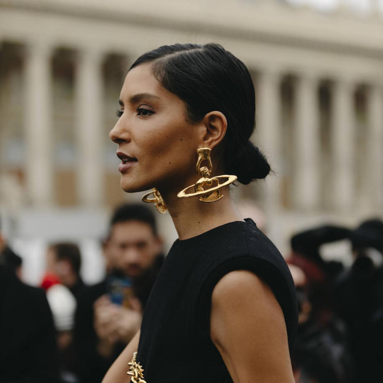 Influencer con recogido de pelo corto en la Fashion Week de París