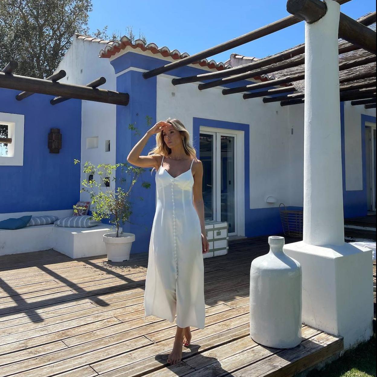 La influencer lleva un vestido de lino