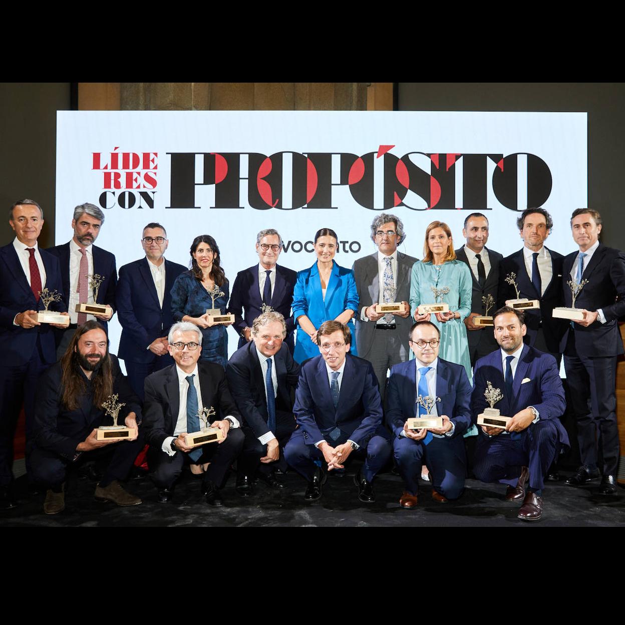 De izquierda a derecha, en la fila superior, Enrique Polo De Lara, CEO de Salesforce Iberia; Luis Enríquez, CEO de Vocento; Vala Afshar, Chief Innovation Evangelist Officer de Salesforce; Cristina Salmerón, directora de marca de Grupo Iberostar; Jaume Miquel, presidente y CEO de Tendam; Samary Fernández Feito, directora general de área de Lujo, Estilo de Vida y Revistas de Vocento; Juan Abarca Cidón, presidente de HM Hospitales; Marina Peña, directora de Marketing de Santander España; Nurettin Acar, CEO y CSO de IKEA en España; Eduardo Petrossi, consejero delegado de Mahou-San Miguel; y Juan Alonso de Lomas, CEO de L'Oréal España. Debajo, Alfonso González, CSO de Havas Media Group; Jesús Ponce, presidente de Novartis España; Ignacio Ybarra, presidente de Vocento; José Luis Martínez-Almeida, alcalde de Madrid; Pedro Calvo, director de comunicación de Telefónica España; y Erwan de la Villéon, CEO de Puy du Fou España.