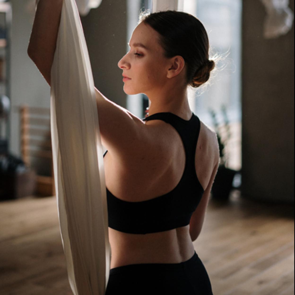 Mujer entrenando la espalda