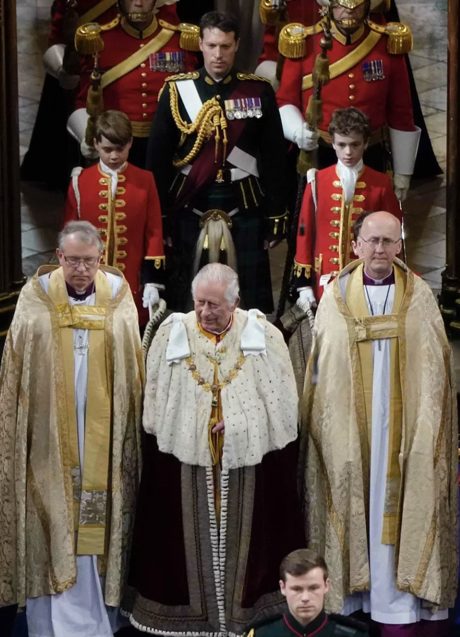 Imagen - Jonathan Thompson escolta al rey Carlos III, a su entrada en la abadía de Westminster en el día de su coronación. 