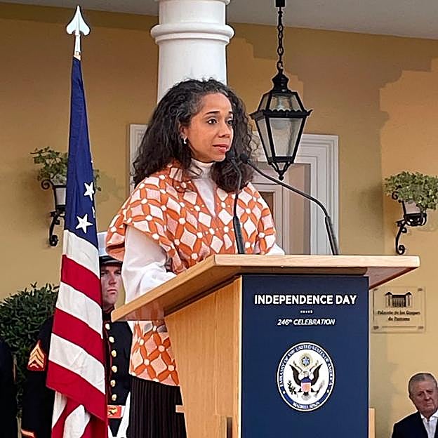 Julissa Reynoso celebrando el 4 de julio en la Embajada de Madrid. 