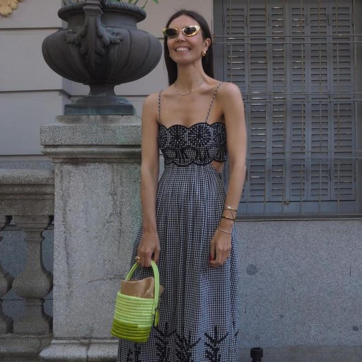 Una influencer con el vestido de cuadros vichy.