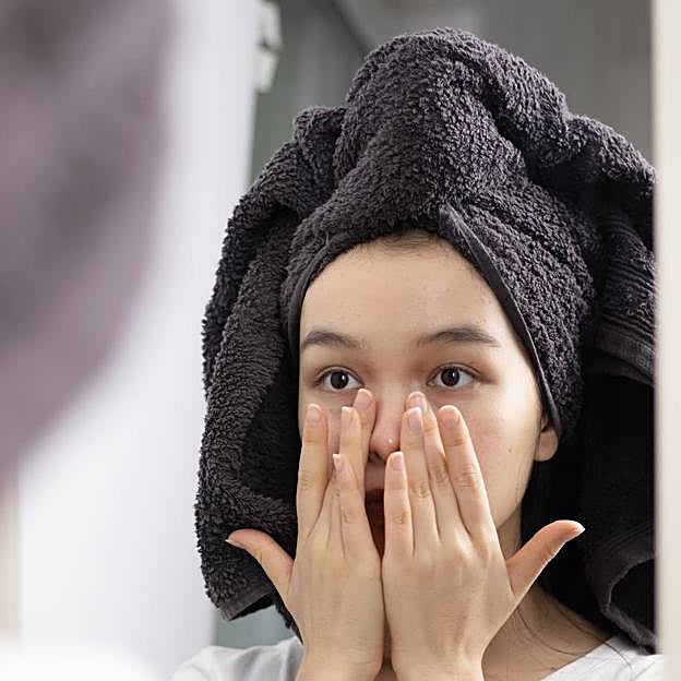 Mujer haciendo masaje en los ojos