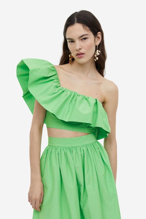 Top bandeau asimétrico con una manga y maxi volante decorativo, en verde, de H&M. Hazte con él a 19,99 euros.