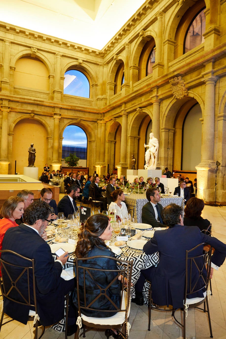 Los invitados, durante la ponencia de Vala Afshar.