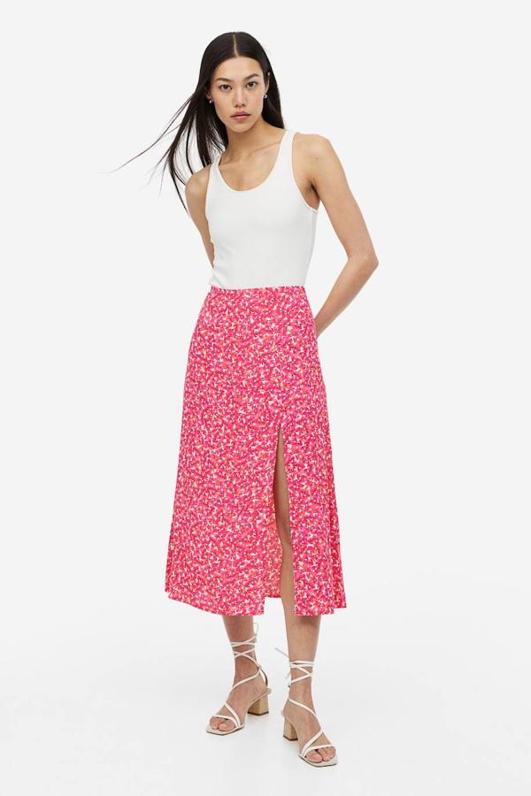 Falda midi de crepé con tiro alto, abertura en el bajo y estampado de flores tono cereza, de H&M. Está disponible a 19,99 euros.