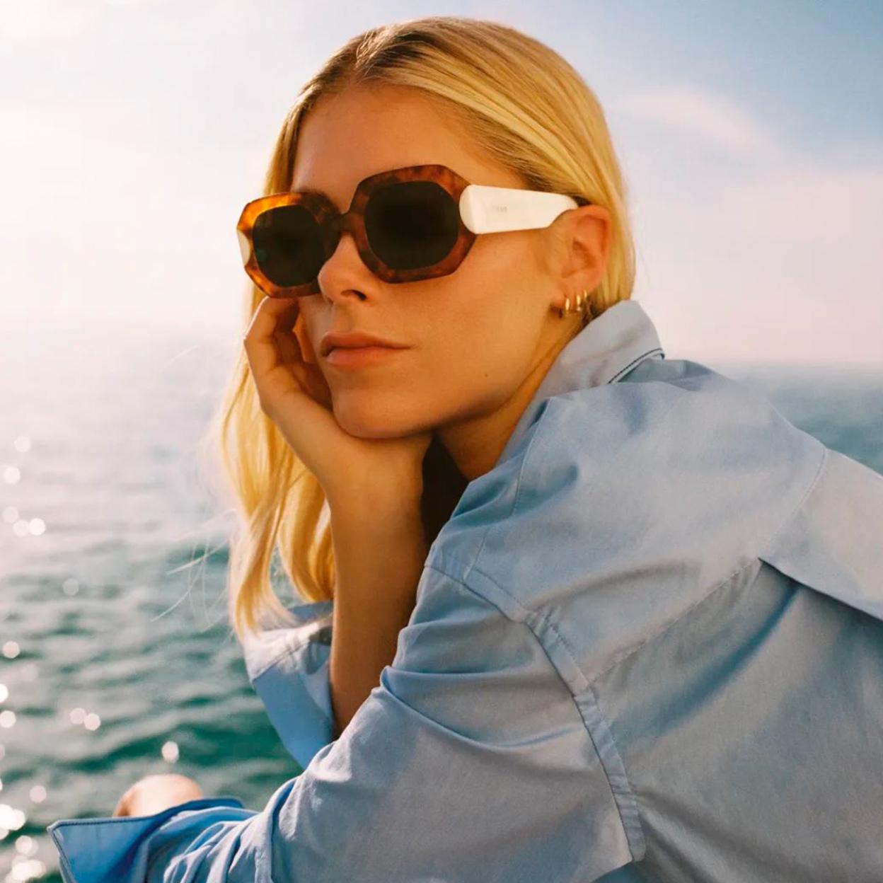 Una mujer con gafas de sol de Mr.Boho.