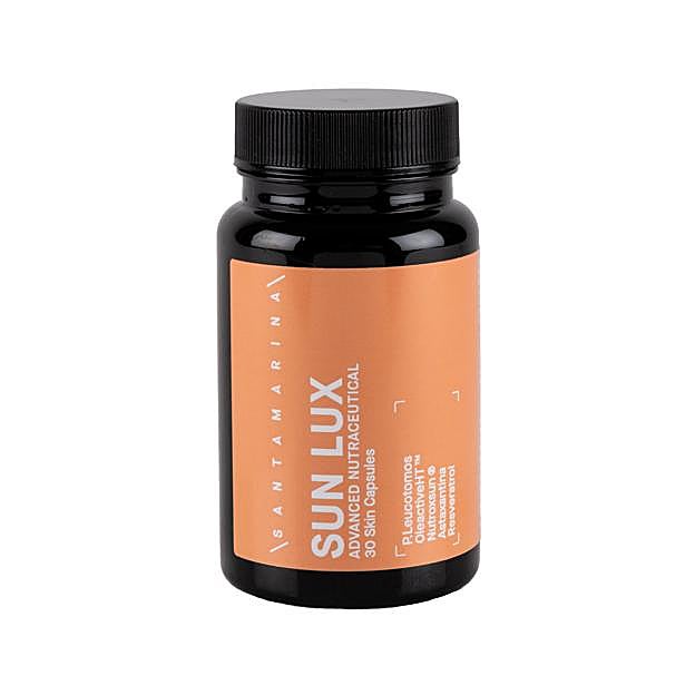 El protector solar oral Sun Lux de Santamarina Cosmetics. 39,90 euros / 30 cápsulas, 107,70 euros / pack 3 uds. En santamarinacosmetics.com